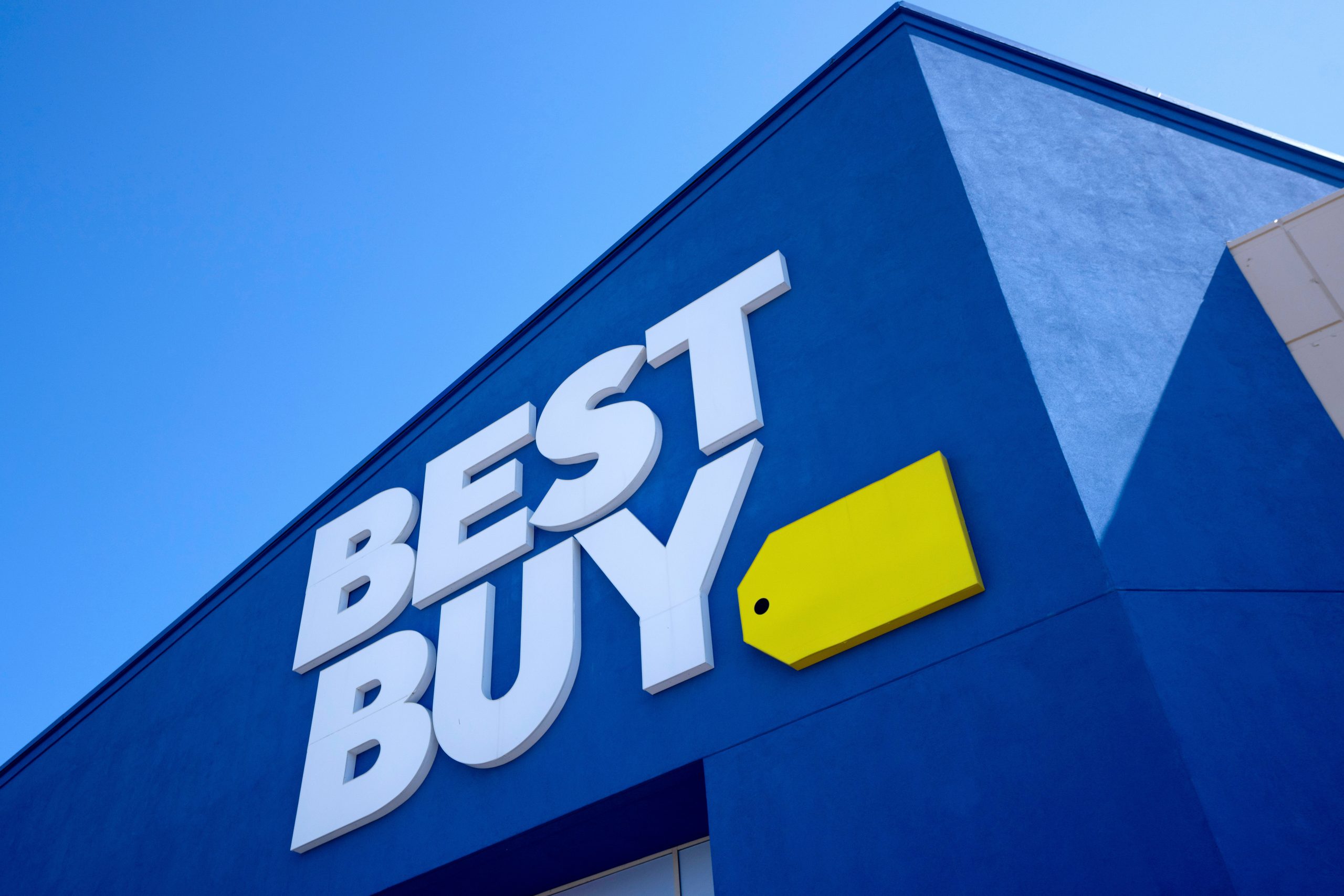 Best Buy ups sales outlook heading into holiday shopping season