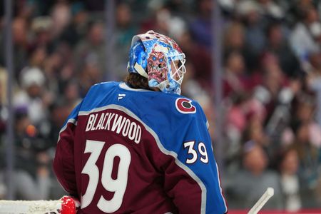 NHL roundup: Avs tie team mark with third straight shutout