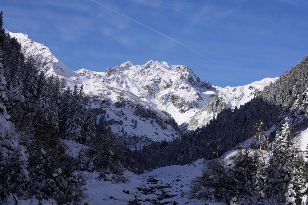 Rescuers launch search after avalanche on Austrian glacier buries skiers and snowboarders