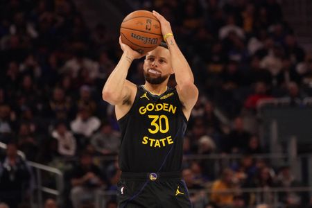 Warriors G Stephen Curry to have MRI on right quad