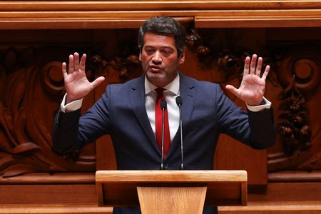 Poll shows far‑right leader and independent admiral tied in race for Portugal’s presidency