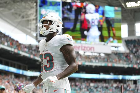 Dolphins activate TE Darren Waller, OL Austin Jackson off IR