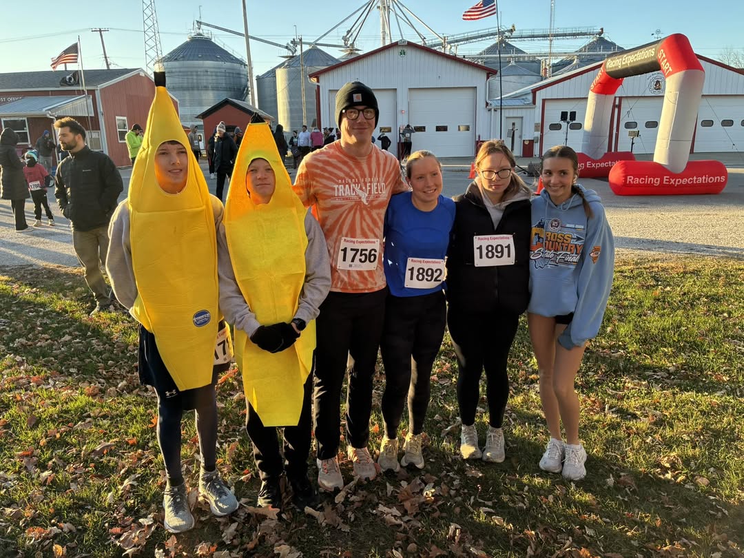 Coach Ames & several Macomb HS Cross Country runners took part in the Good Hope Turkey Trot this morning! Congrats to Av…