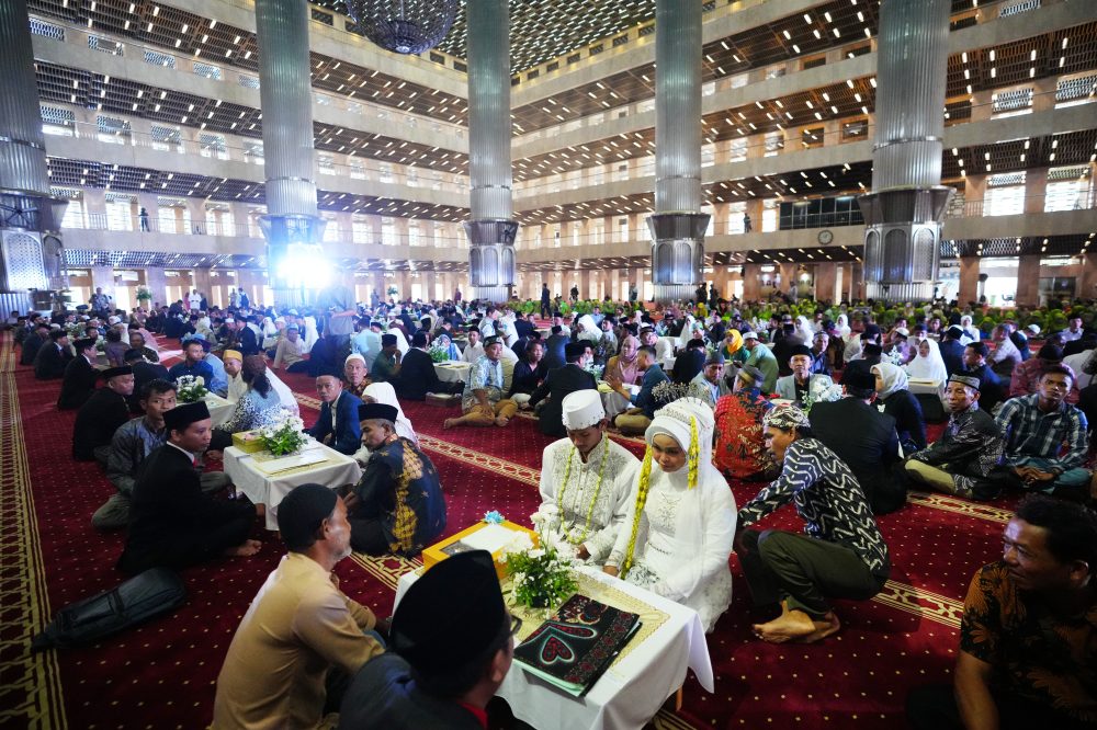 Photos capture the moment 51 couples tie the knot in Indonesian mass wedding ceremony