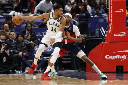 Report: Giannis Antetokounmpo, Bucks discussing future