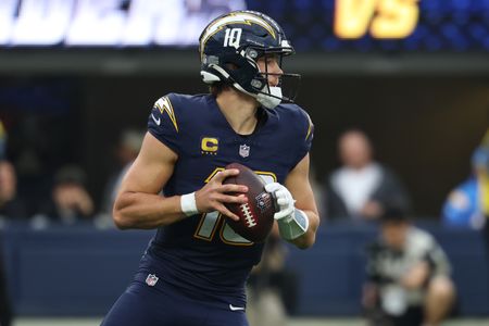 Chargers QB Justin Herbert (hand) limited in practice