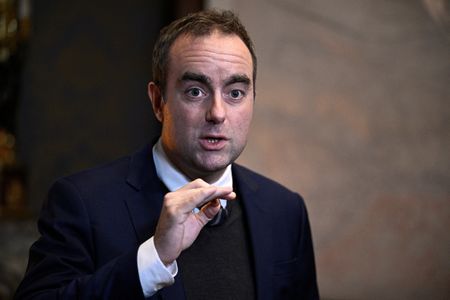 French PM gambles on crucial social security vote