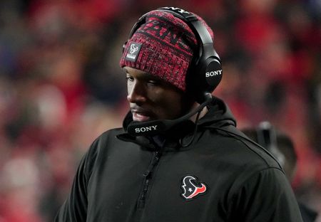 On hot stretch, Texans out to avoid letdown vs. lowly Cardinals