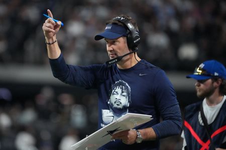 Cowboys, Vikings cling to playoff hopes in crucial NFC tilt