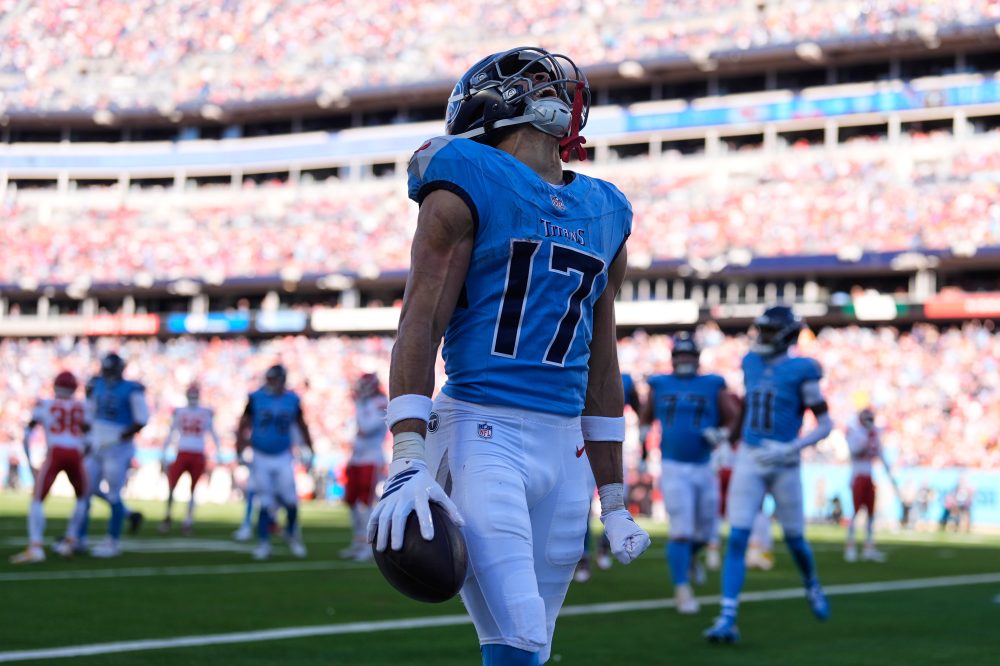 Titans knock Gardner Minshew out of game and end 11-game home skid, beating Chiefs 26-9