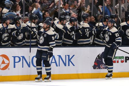 NHL roundup: Jackets score 3 goals in third to double-up Islanders