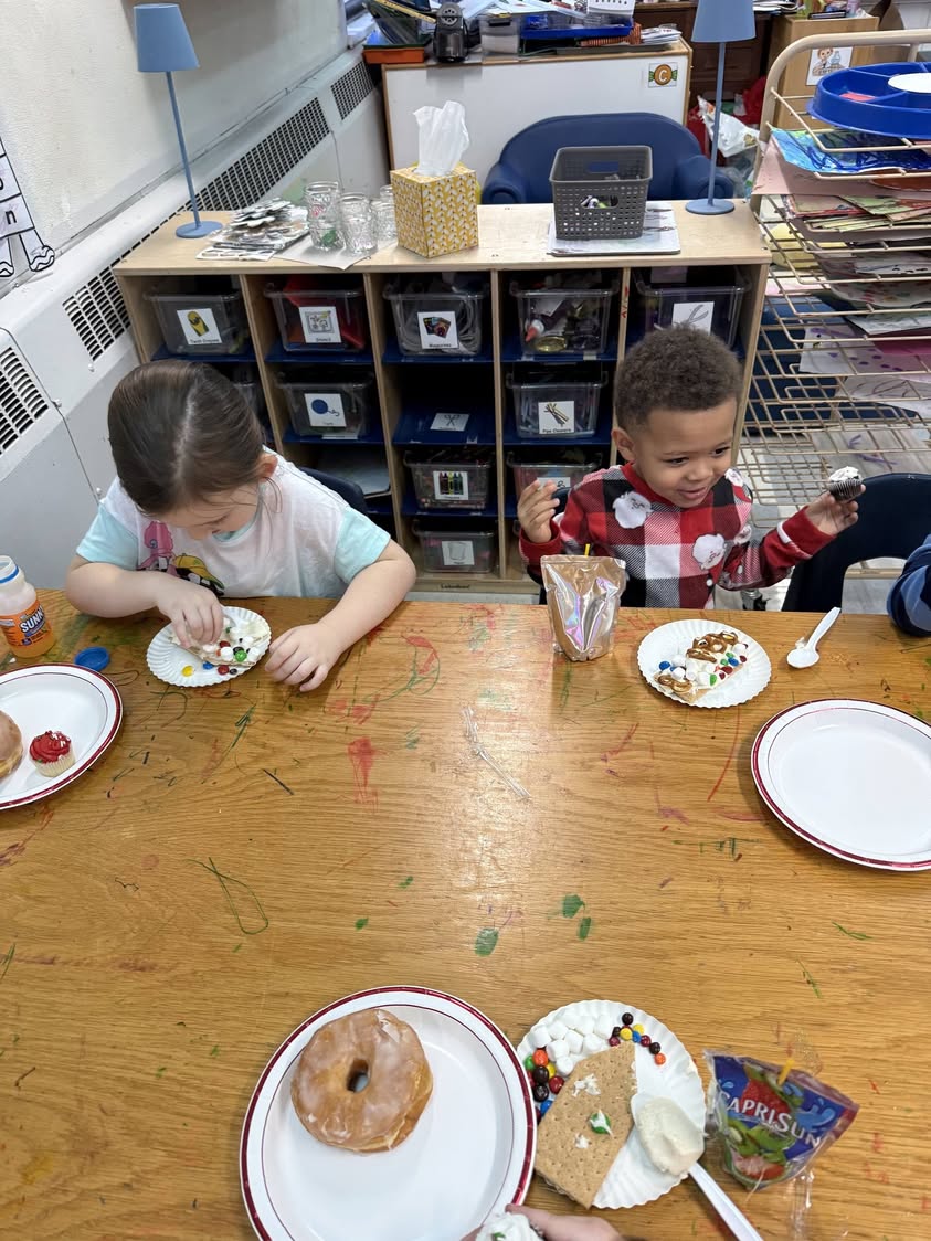 Miss Horrell’s morning preschool students had a lot of fun building gingerbread houses today! #mac185