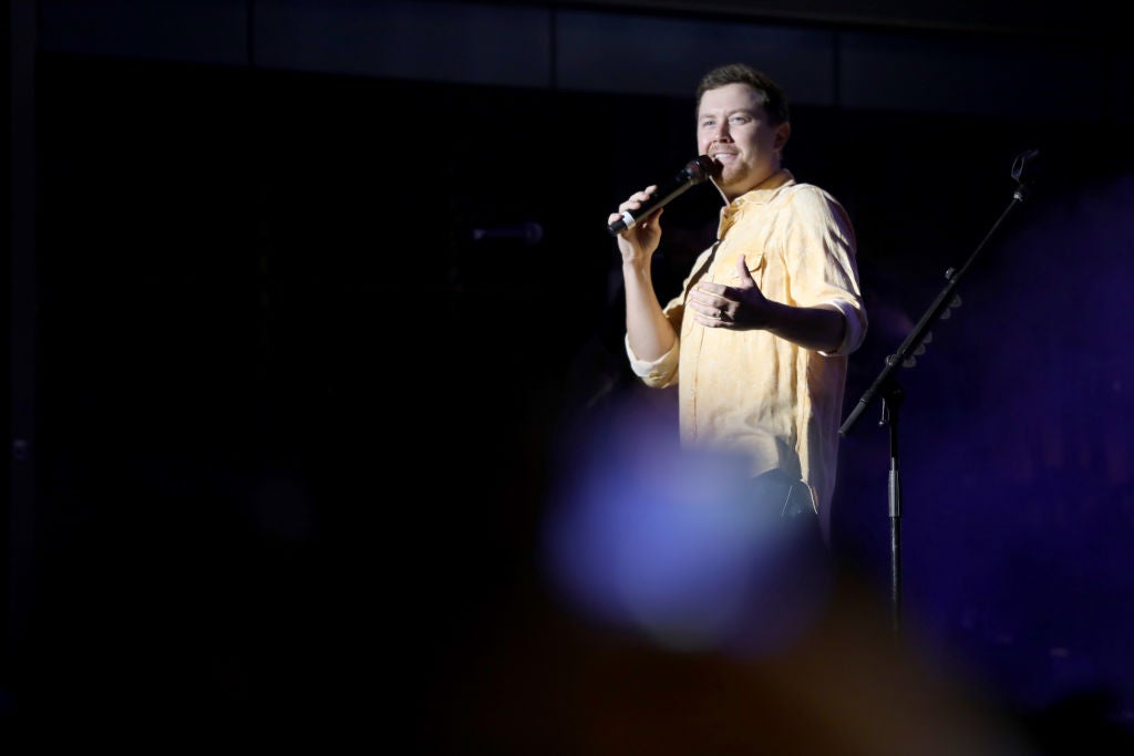 Scotty McCreery Logs On, Talks Fan Comments with Elaina Smith