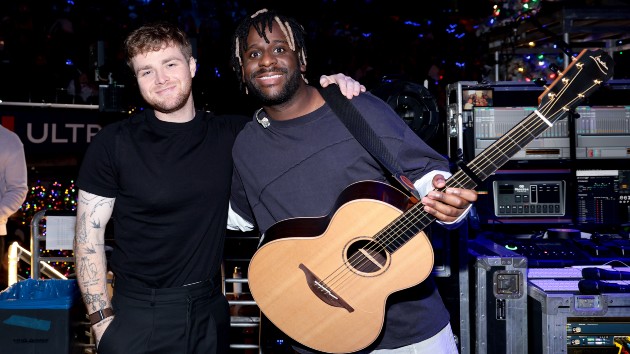 Watch Alex Warren and Myles Smith lead a sing-along in a DC pub