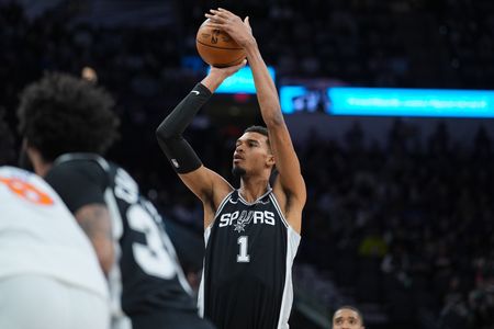 Spurs’ Victor Wembanyama leaves game due to leg injury