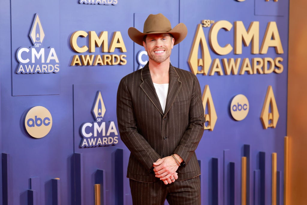 Dustin Lynch Talks TikTok Virality with ‘Ridin’ Roads’