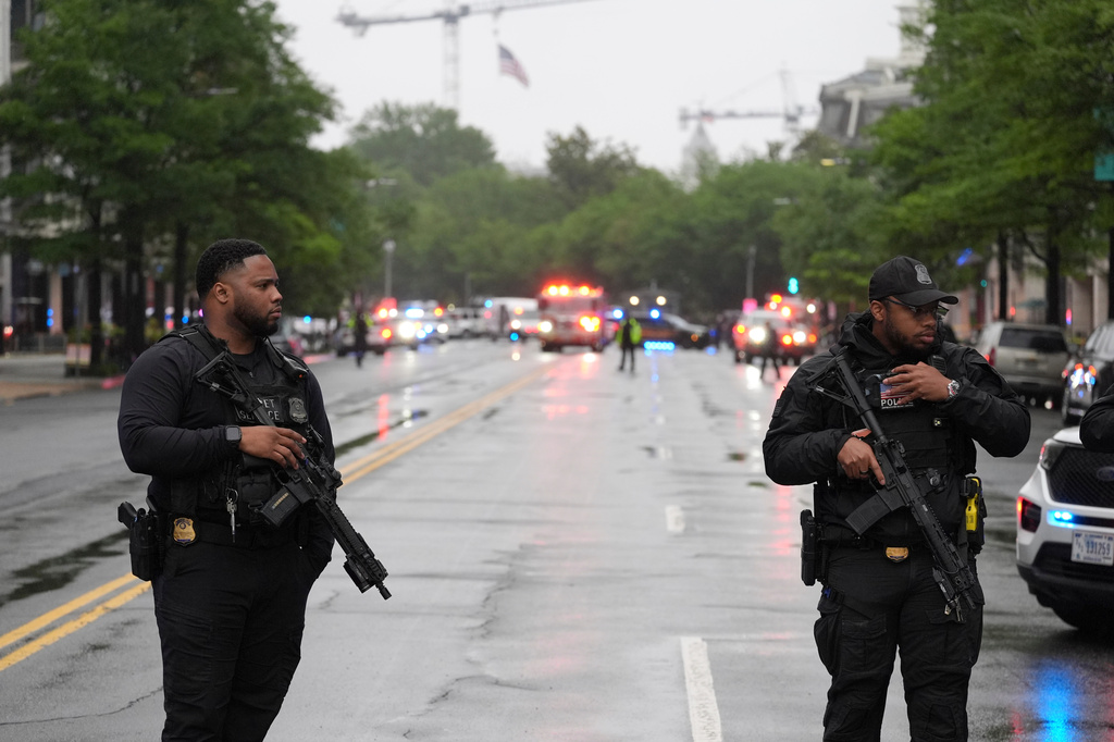 Suspect dead after approaching White House checkpoint with weapon, Secret Service says