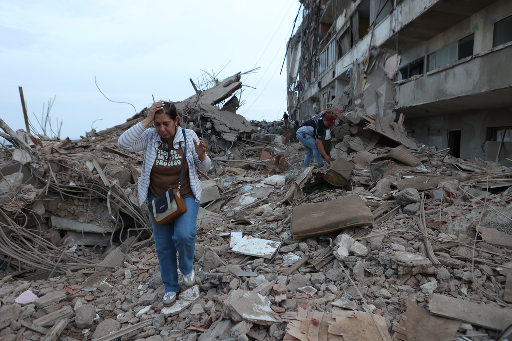 Venezuelans search rubble for survivors after 2 strong quakes kill at least 164